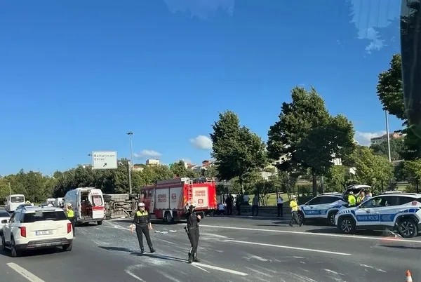 TEM Otoyolu’nda Midibüs Devrildi! Çok Sayıda Yaralı Var